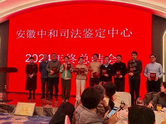 8优秀员工合影.jpg
